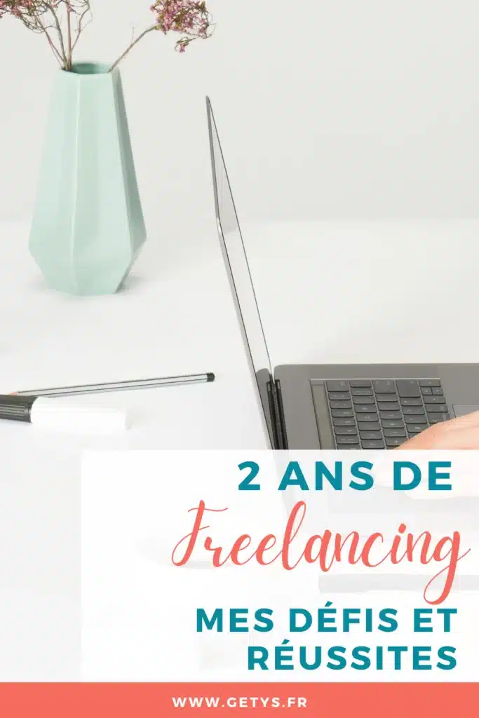 Femme freelance travaillant dans son bureau sur son ordinateur