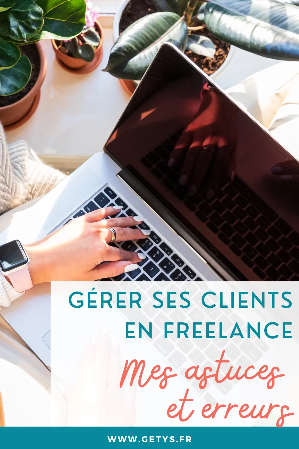 freelance travaille sur ordinateur