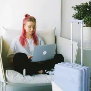 femme devant son ordinateur prête à partir en vacances