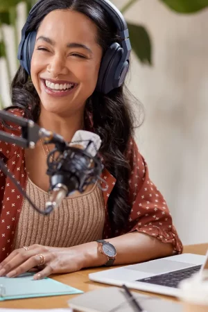 preparer-interview-podcast-business femme en pleine interview de podcast